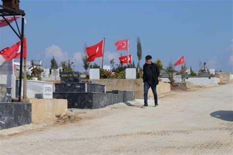 Adana’da deprem mezarlığı Türk bayrakları ile donatıldı